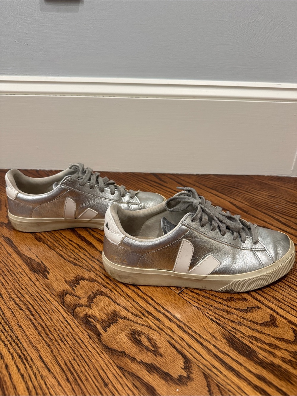 VEJA Women's Metallic Silver Low-Top Sneakers : 40